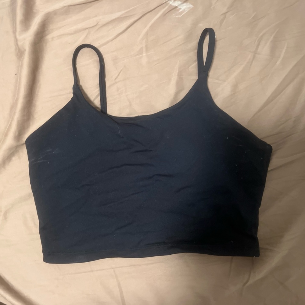Black women's crop top sports bra